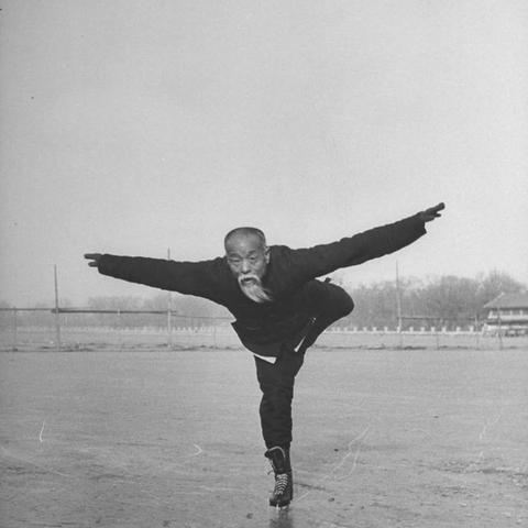 (滑冰场收费)因交付不满5年的滑冰馆塌了,谁该承担责任?